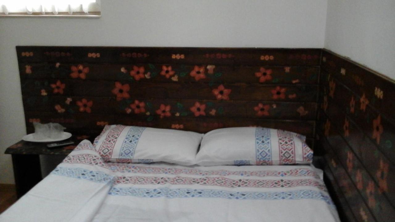 Casa Piscul Lupului Villa Pucioasa Buitenkant foto